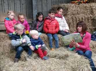 Kinderen tussen de 4 en 7 jaar worden voorgelezen op boerderij Zorgvrij